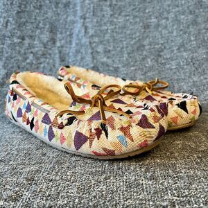 Minnetonka Cream Kaleidoscope Lodge Trapper Womens 7 Faux Fur Lined Moccasins